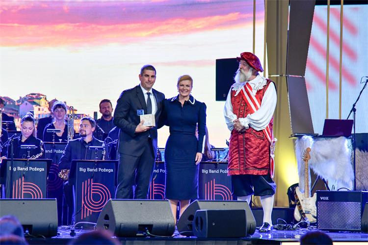 Slika /AA_2018_b-fotke/DHT2019/000_191004_kgk.jpg