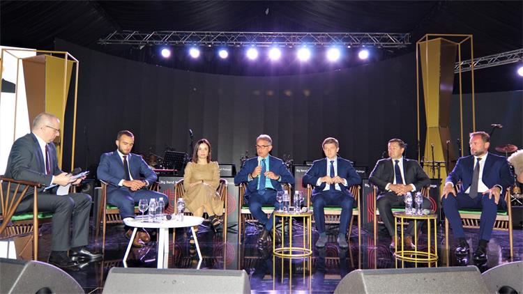 Slika /AA_2018_b-fotke/DHT2019/191004_19_Vlada_01w.jpg